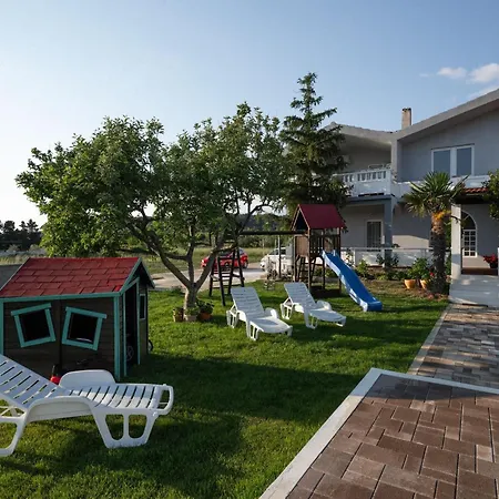 別荘 House Rose With Garden And Pool - Three Bedroom House *