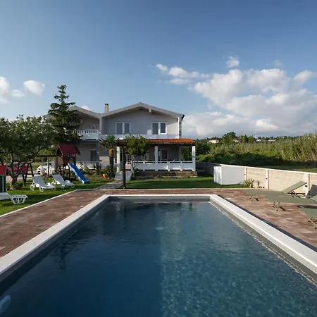 House Rose With Garden And Pool - Three Bedroom House 別荘 Ljubač