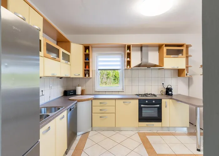 Дом отдыха House Rose With Garden And Pool - Three Bedroom House