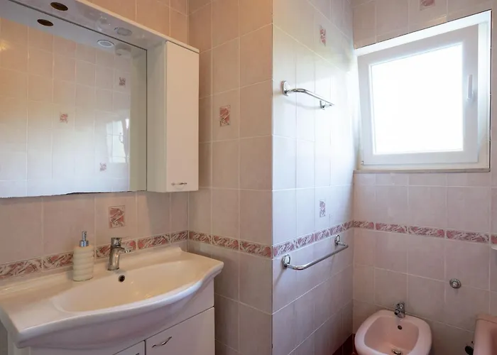 Дом отдыха House Rose With Garden And Pool - Three Bedroom House *