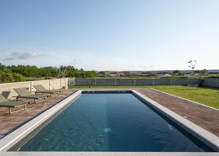 Дом отдыха House Rose With Garden And Pool - Three Bedroom House *