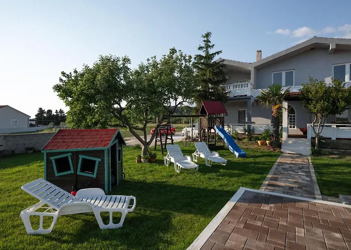 Дом отдыха House Rose With Garden And Pool - Three Bedroom House *