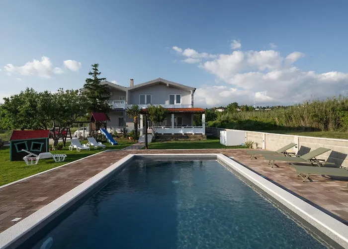 House Rose With Garden And Pool - Three Bedroom House Дом отдыха Любач