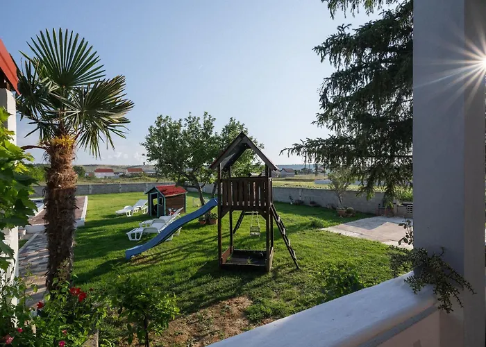 Дом отдыха House Rose With Garden And Pool - Three Bedroom House