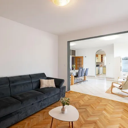 House Rose With Garden And Pool - Three Bedroom House Nyaraló