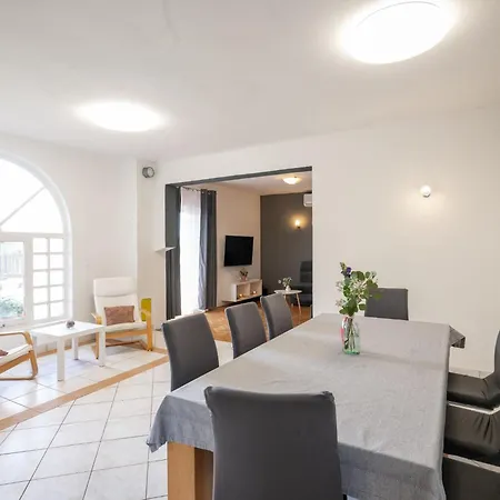 House Rose With Garden And Pool - Three Bedroom House 別荘
