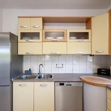 House Rose With Garden And Pool - Three Bedroom House *