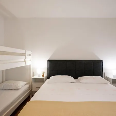 House Rose With Garden And Pool - Three Bedroom House 別荘 Ljubač