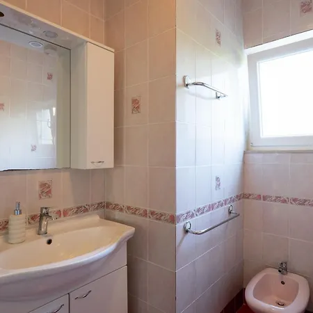 別荘 House Rose With Garden And Pool - Three Bedroom House *