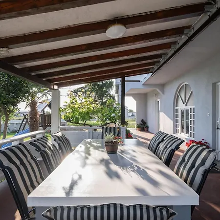 House Rose With Garden And Pool - Three Bedroom House 別荘