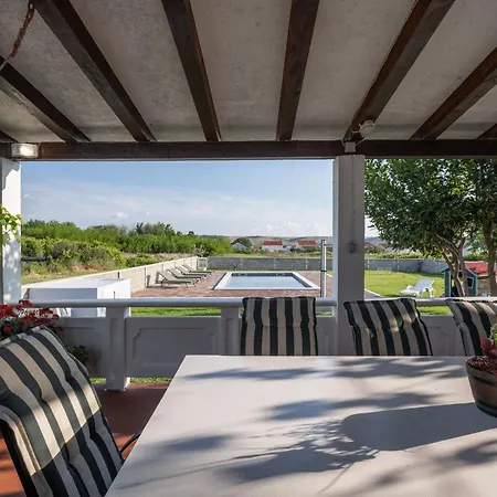 別荘 House Rose With Garden And Pool - Three Bedroom House
