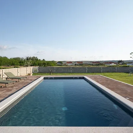 別荘 House Rose With Garden And Pool - Three Bedroom House *