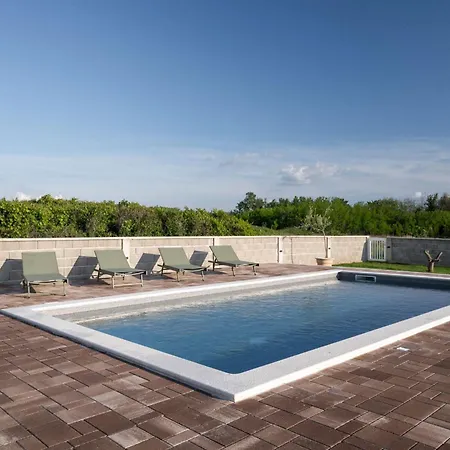 House Rose With Garden And Pool - Three Bedroom House