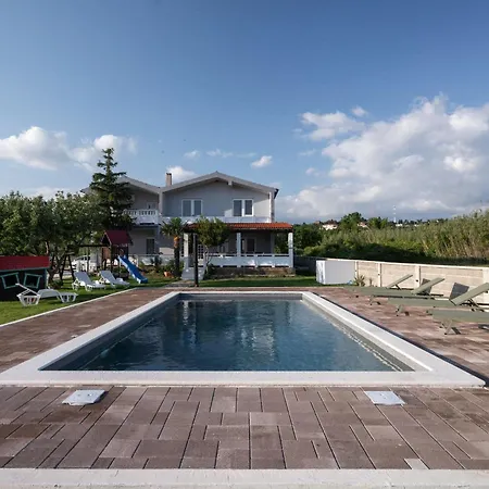 別荘 House Rose With Garden And Pool - Three Bedroom House *