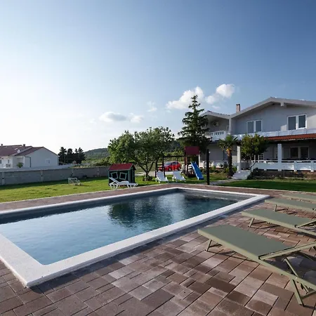 別荘 House Rose With Garden And Pool - Three Bedroom House Ljubač