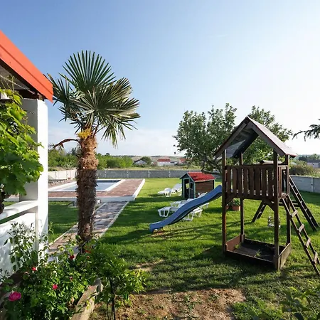 別荘 House Rose With Garden And Pool - Three Bedroom House Ljubač