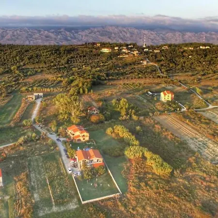 House Rose With Garden And Pool - Three Bedroom House *