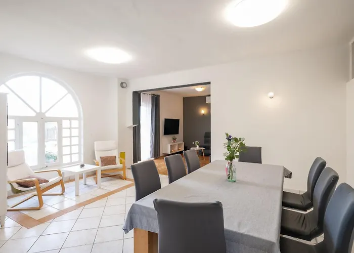 House Rose With Garden And Pool - Three Bedroom House Nyaraló