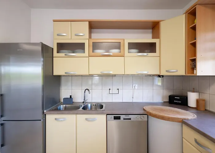 House Rose With Garden And Pool - Three Bedroom House *