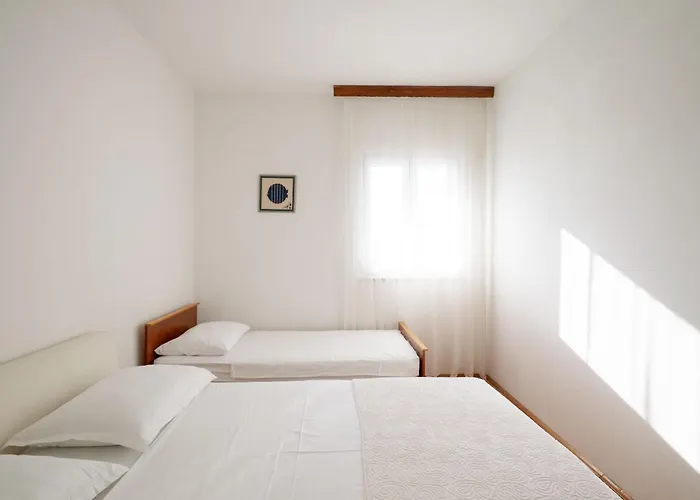 House Rose With Garden And Pool - Three Bedroom House Semesterbostad *