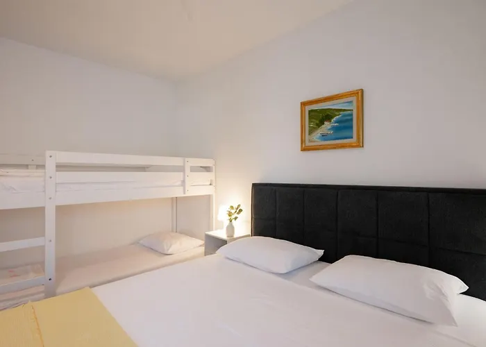 House Rose With Garden And Pool - Three Bedroom House *