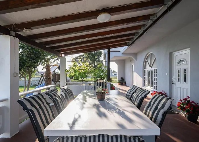 House Rose With Garden And Pool - Three Bedroom House Nyaraló