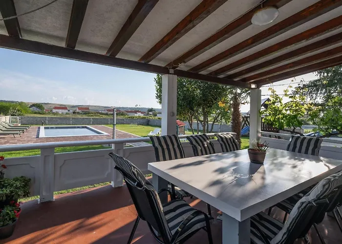 House Rose With Garden And Pool - Three Bedroom House