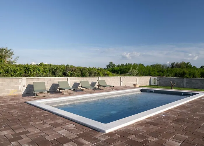 House Rose With Garden And Pool - Three Bedroom House