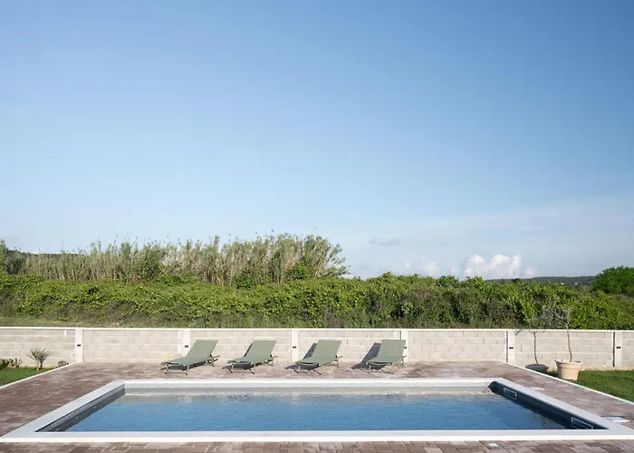 House Rose With Garden And Pool - Three Bedroom House