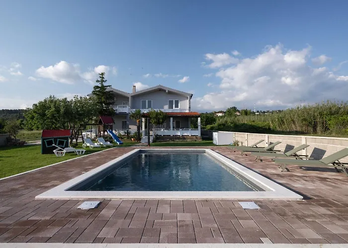 Semesterbostad House Rose With Garden And Pool - Three Bedroom House *