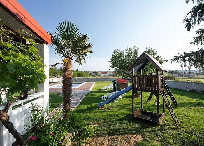 Nyaraló House Rose With Garden And Pool - Three Bedroom House Ljubač