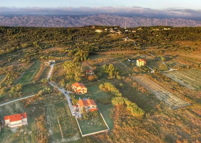 House Rose With Garden And Pool - Three Bedroom House *